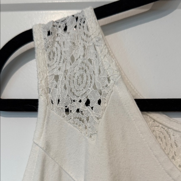 Elegant White Sleeveless and lace Dress - Picture 3 of 5